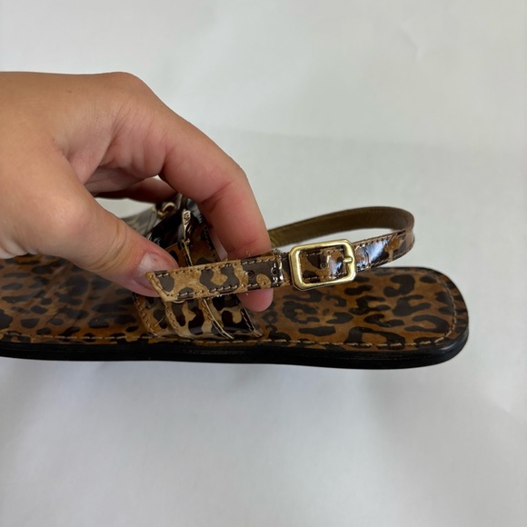 Michael Kors leopard print thong sandals with gold-tone hardware - Picture 4 of 7